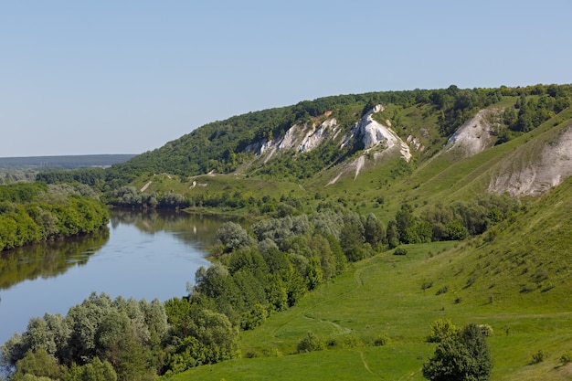 Krajobraz w dolinie rzeki Don w centralnej Rosji. Widok z góry na wiosenny las przybrzeżny i staw.