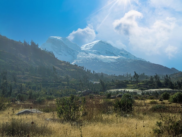 Krajobraz w Huaraz Peru ze ośnieżonym szczytem Huascaran i pięknym niebem w tle