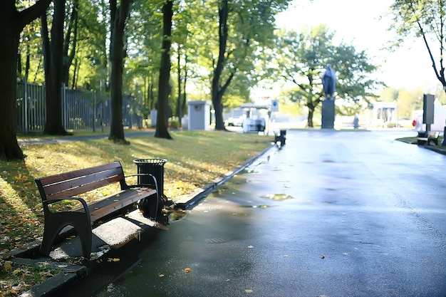 krajobraz w jesiennej ławce parkowej / piękna ławka ogrodowa, koncepcja odpoczynku, nikt w jesiennym parku, tło krajobrazowe, jesień