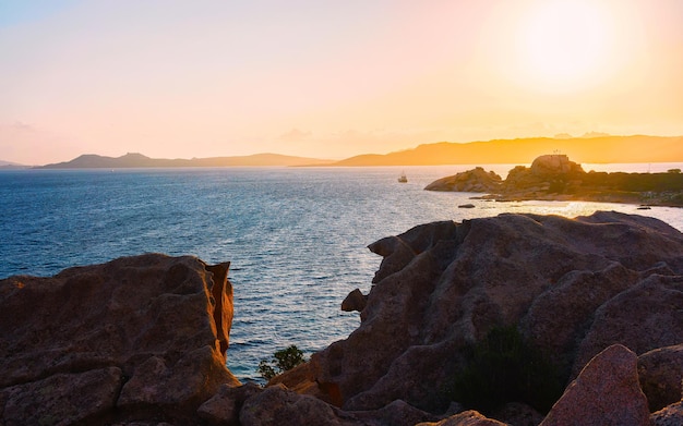 Krajobraz w luksusowym kurorcie Baja Sardinia, Costa Smeralda o zachodzie słońca i wieczorem, wyspa Sardynii we Włoszech w lecie. Krajobraz w prowincji Olbia. Zachód słońca nad Morzem Śródziemnym