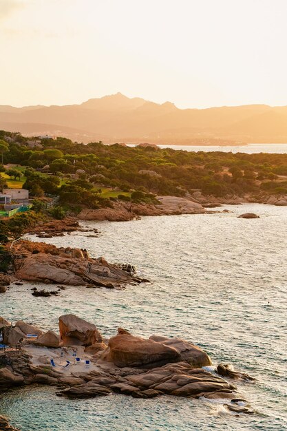 Krajobraz w luksusowym kurorcie Baja Sardinia w Costa Smeralda o zachodzie słońca wieczorem, wyspa Sardynii we Włoszech w lecie. Krajobraz w prowincji Olbia. Na Morzu Śródziemnym