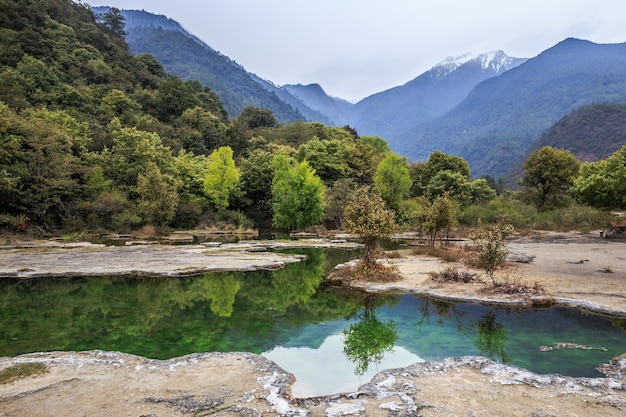Krajobraz w mineralnych tarasach Baishuitai w prowincji Yunnan w Chinach