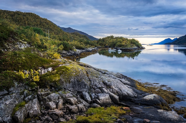 Krajobraz w norweskim fiord z morzem i górami, Lodingen, Norwegia