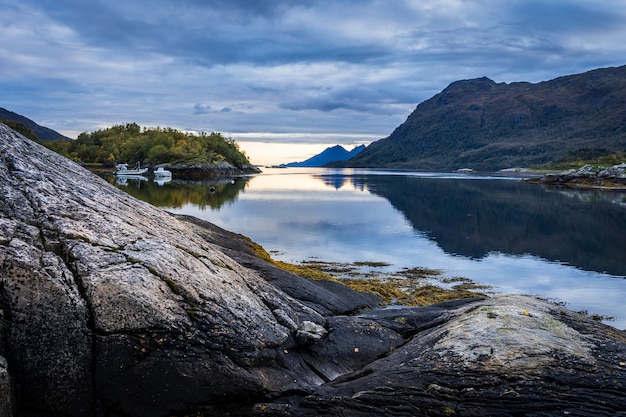 Krajobraz w norweskim fiord z morzem i górami, Lodingen, Norwegia