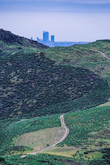 Zdjęcie krajobraz w pobliżu zapory atazar (madryt, hiszpania)