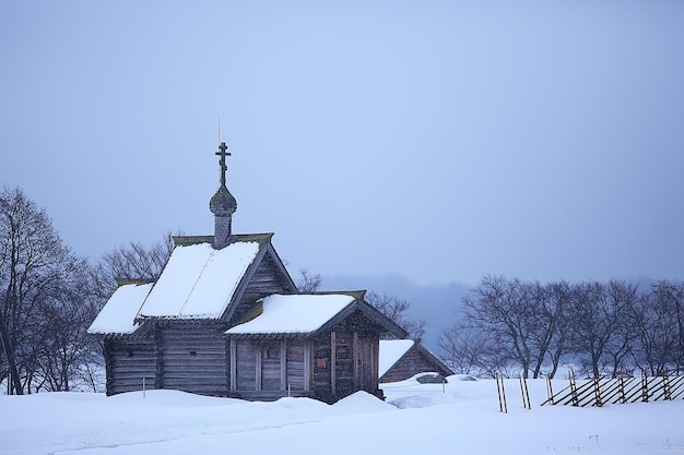 krajobraz w rosyjskim kościele kizhi zimowy widok / sezon zimowy opady śniegu w krajobrazie z architekturą kościelną