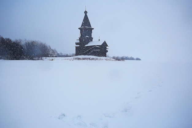 krajobraz w rosyjskim kościele kizhi zimowy widok / sezon zimowy opady śniegu w krajobrazie z architekturą kościelną