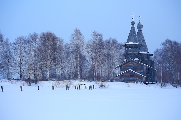 krajobraz w rosyjskim kościele kizhi zimowy widok / sezon zimowy opady śniegu w krajobrazie z architekturą kościelną