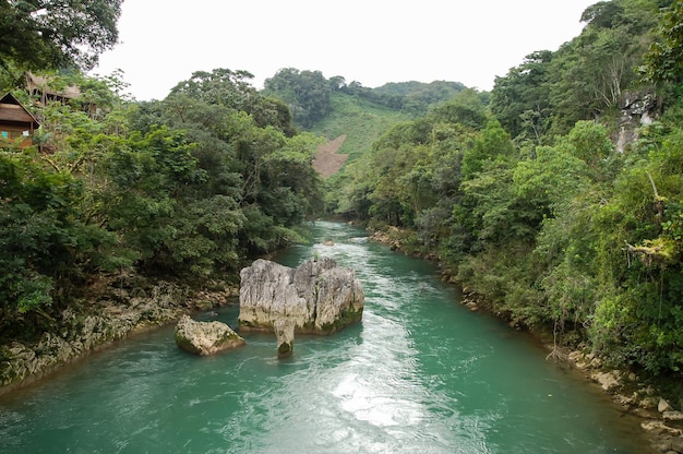 Krajobraz w Semuc Champey, Lanquin, Gwatemala, Ameryka Środkowa