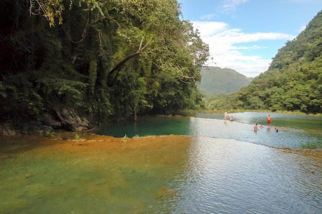 Zdjęcie krajobraz w semuc champey, lanquin, gwatemala, ameryka środkowa