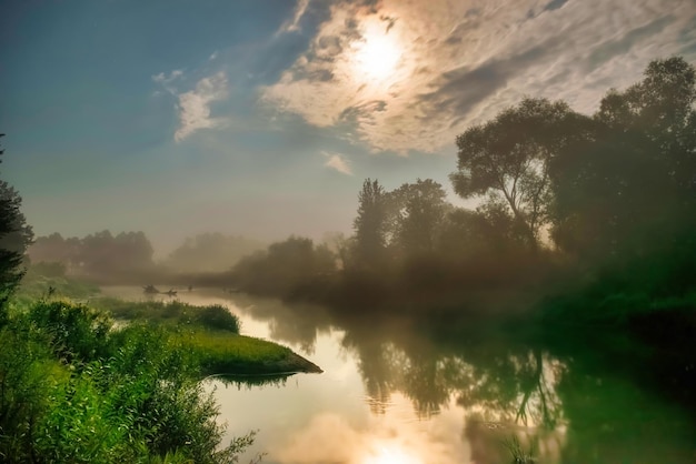 Krajobraz w świetle księżyca w nocy nad rzeką Mgła nad wodą i drzewami