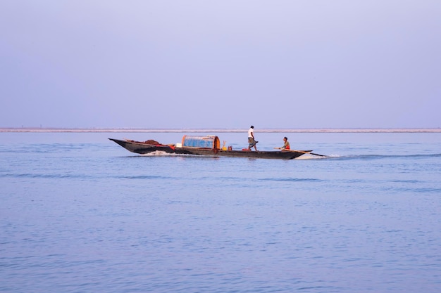 Krajobraz Widok łodzi rybackiej na rzece Padma w Bangladeszu