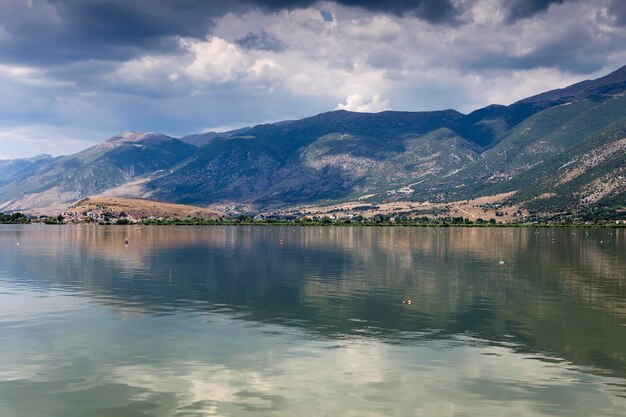 Krajobraz Widok na jezioro Pamvotis w mieście Ioannina w pochmurny letni dzień Region Epiru Grecja