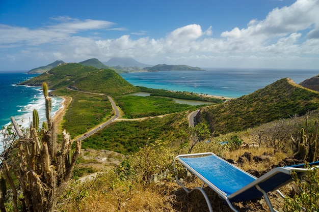 Krajobraz Widok Na Morze Karaibskie I Ocean Atlantycki Z Pierwszym Planem Leżak Na Górze Wyspy St Kitts Ze Szczytu Timothy Hill.