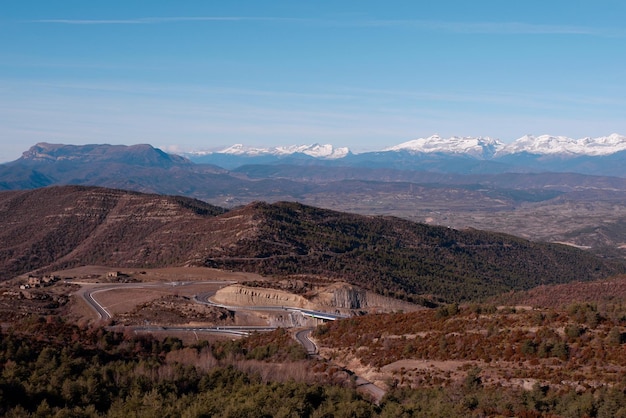 Krajobraz widok na pasmo górskie Pireneje w Puerto de Monrepos Aragon Hiszpania Spokojna perspektywa z ośnieżonymi kilofami na horyzoncie Wyblakłe kolory