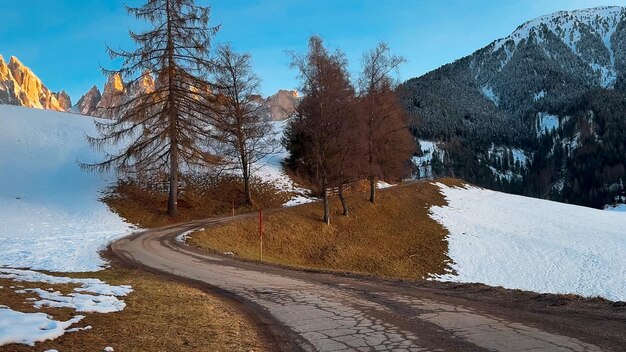 Krajobraz wiosenny Dolomity Alpy wioska Santa Maddalena dolina Val di Funes Południowe Tyrol Włochy