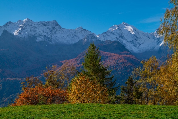 Krajobraz włoskich Alp jesienią