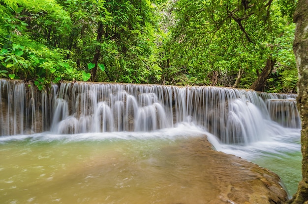 Krajobraz Wodospad Huai mae khamin Wodospad Srinakarin park narodowy w Tajlandii Kanchanaburi.