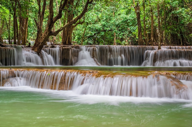 Krajobraz wodospadu Huai mae khamin Park narodowy Srinakarin w Kanchanaburi w Tajlandii. Wodospad Huai mae khamin Drugie piętro "Man Kamin"