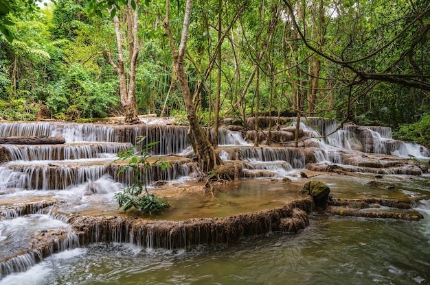 Krajobraz wodospadu Huai mae khamin Park narodowy Srinakarin w Kanchanaburi w Tajlandii. Wodospad Huai mae khamin szóste piętro „Dong Phi Sue”