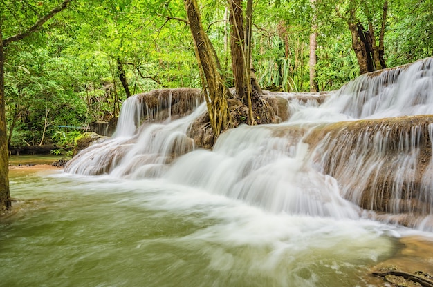 Krajobraz wodospadu Huai mae khamin Park narodowy Srinakarin w Kanchanaburi w Tajlandii. Wodospad Huai mae khamin szóste piętro „Dong Phi Sue”