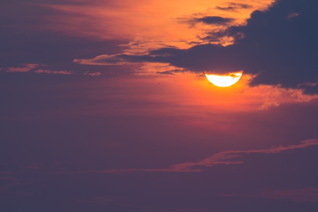 Krajobraz wschód słońca z chmurnym nad irlandczyka polem w ranku Tajlandia