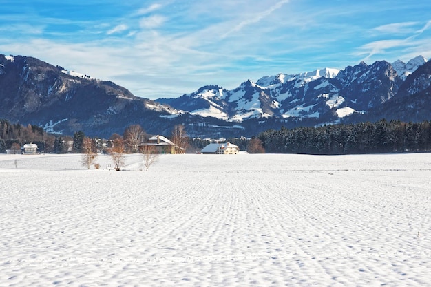 Krajobraz Wsi W Snowy Szwajcarii W Zimie. Szwajcaria To Kraj W Europie. Szwajcaria Ma Wysokie Pasmo Górskie; Od Alp Po Góry Jura.