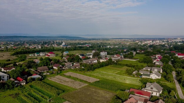 Krajobraz wsi z wysokości widok z góry z zielonymi polami i domami