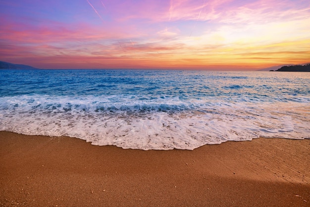 Krajobraz wspaniałego, pięknego, romantycznego idyllicznego błękitnego turkusowego morza z piankowym gradientowym niebem i piaszczystą plażą