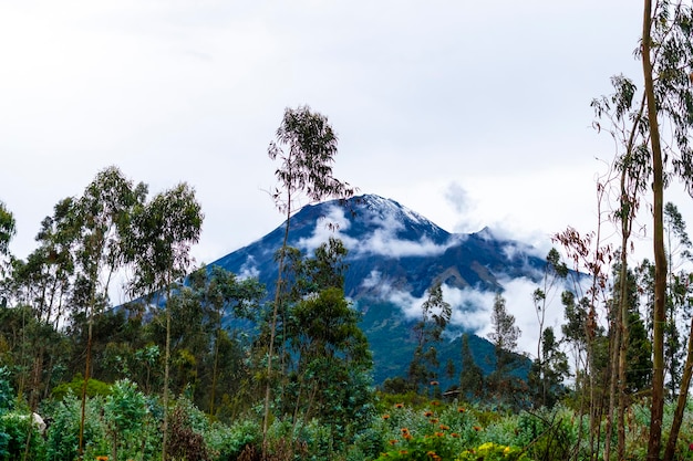 krajobraz wulkan Tungurahua w Ekwadorze