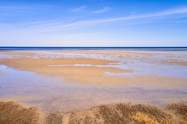 Krajobraz wybrzeża plaży i błękitnego nieba w tle z kopią miejsca w letni dzień Morze lub ocean podczas odpływu z copyspace Spokojny i malowniczy widok na niekończącą się piaszczystą wodę