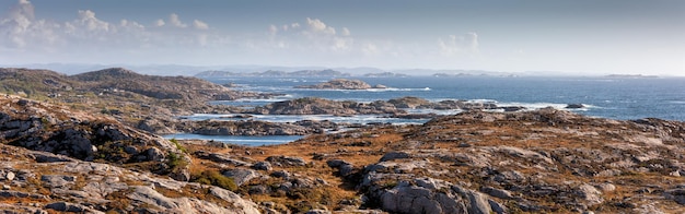 Krajobraz wybrzeża w Lindesnes, Sea and Rocks, południowy kraniec kontynentalnej Norwegii