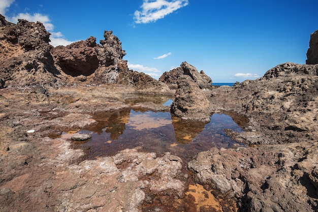 Krajobraz wybrzeża wulkanicznego. Południowa Tenerife linia brzegowa, wyspa kanaryjska, Hiszpania.