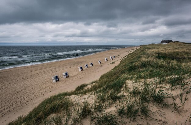 Zdjęcie krajobraz wydm na zachodniej plaży na wyspie sylt w niemczech z widokiem na morze północne