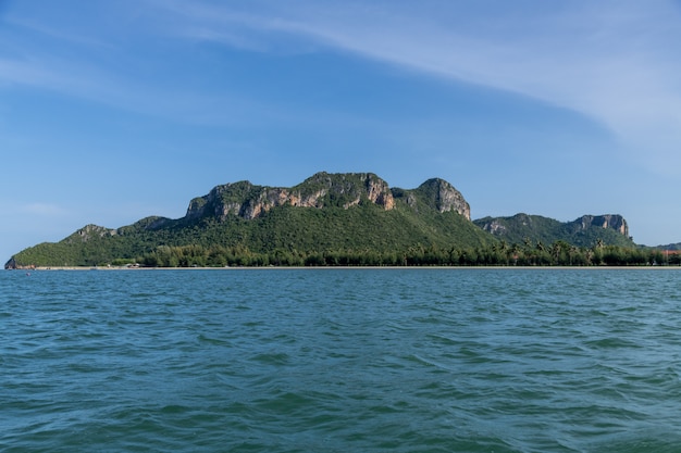 Krajobraz wyspy Koram, Park Narodowy Sam Roi Yod, Prowincja Prachuap Khiri Khan, Tajlandia