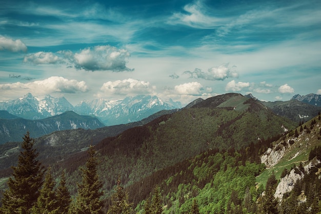 Krajobraz z cieniami chmur nad górami Triglav widok z góry Golica z zielonym lasem podróż sezonową koncepcją lata