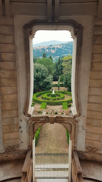 Krajobraz z graden przez okno w klasztorze Certosa di Padula w Kampanii we Włoszech