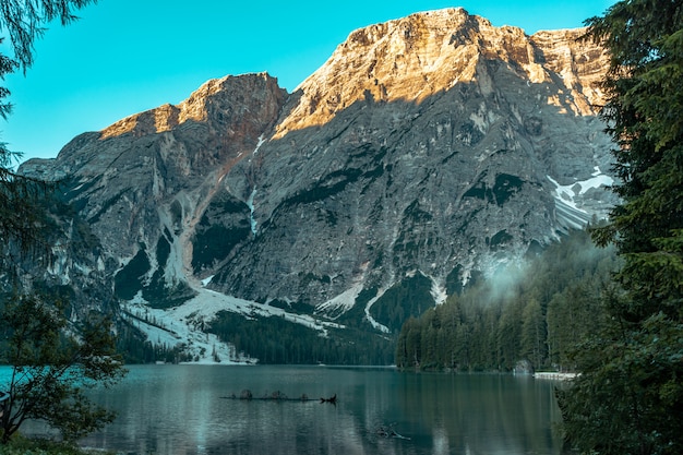 Krajobraz z jeziorem Braies w Dolomitach