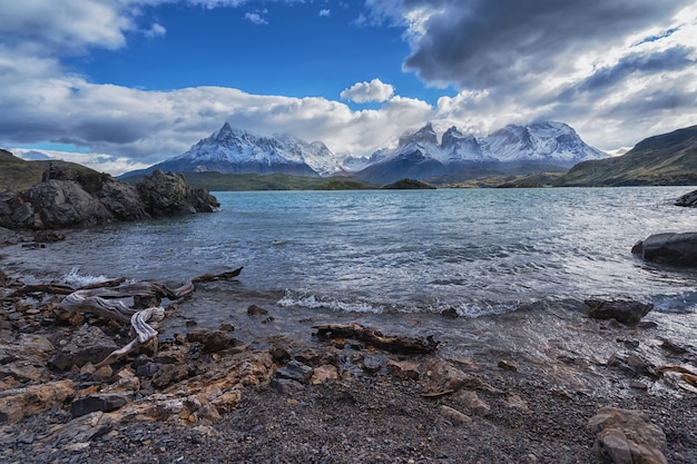 Krajobraz z jeziorem Lago del Pehoe w Parku Narodowym Torres del Paine, Patagonia, Chile.