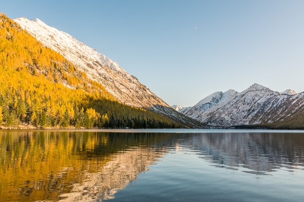 Krajobraz z jeziorem w Altai górach, Rosja.