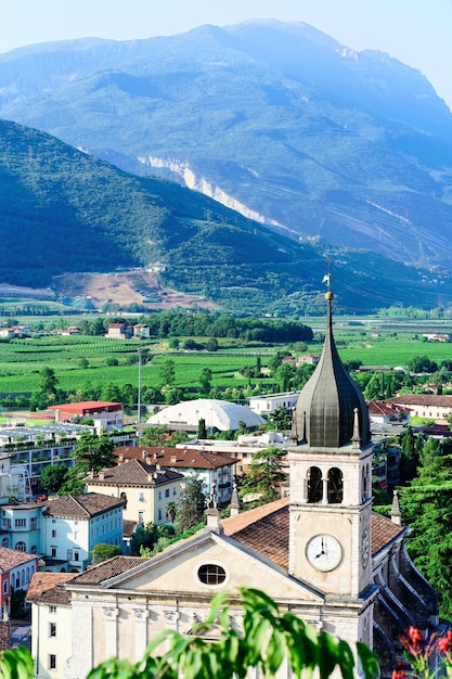 Krajobraz z kościołem Santa Maria Assunta na skale w dolinie Sarca w pobliżu jeziora Garda w Trentino we Włoszech. Krajobraz z katedrą na górze miasta Arco w Trento w pobliżu Riva del Garda