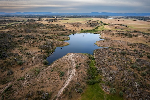 Krajobraz z laguną w pobliżu malpartida de caceres extremadura hiszpania