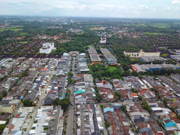 Krajobraz Z Lotu Ptaka Typowej Indonezyjskiej Dzielnicy Mieszkalnej W Talaga Bestari Tangerang Dla Niskich