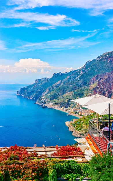 Krajobraz z luksusowym tarasem ulicznej restauracji w willi Cimbrone w miejscowości Ravello, Włochy w Neapolu. Kawiarnia ze stołem i krzesłami na wybrzeżu Amalfi i krajobrazie w pobliżu Morza Tyrreńskiego we włoskiej Amalfitanie.
