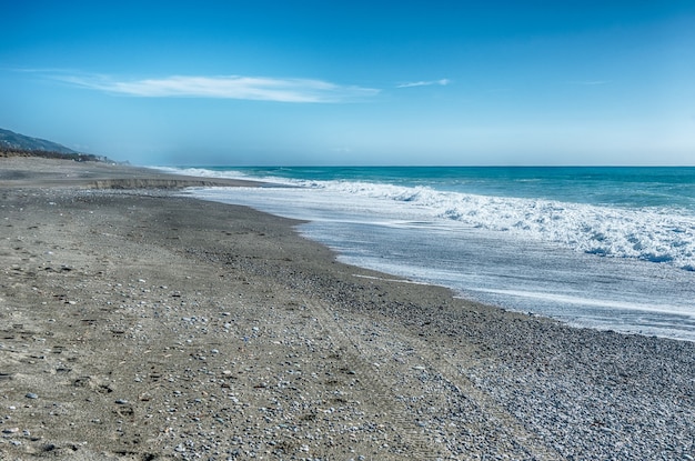 Krajobraz Z Malowniczą Piaszczystą Plażą Na Wybrzeżu Tyrreńskim W Kalabrii We Włoszech