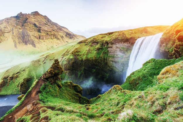 Krajobraz Z Oceanem I Siklawą W Iceland