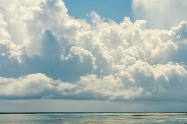 Krajobraz z pięknymi ogromnymi chmurami na wyspie Zanzibar. Nieostrość.