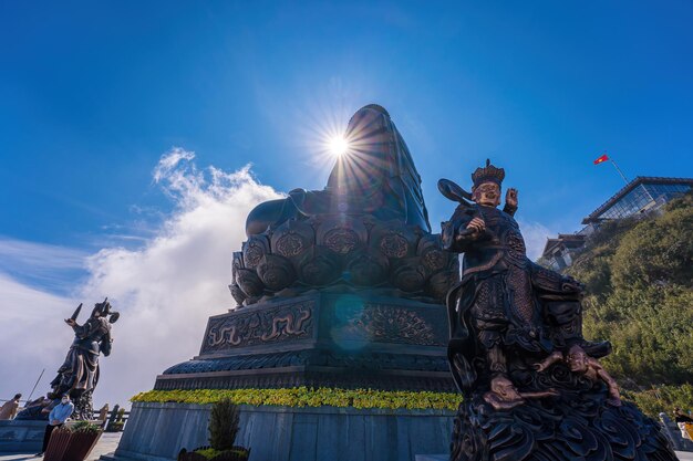 Krajobraz z posągiem Wielkiego Buddy na szczycie góry Fansipan Sapa region Lao Cai Wietnam Posąg Buddy Amitabha na szczycie Fansipan na dachu Indochin