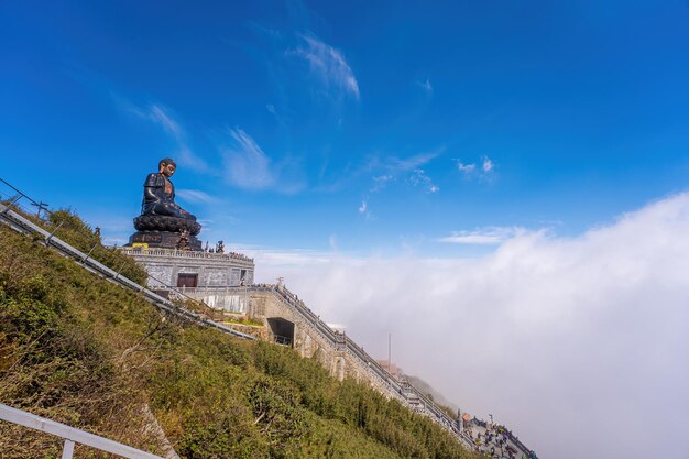 Krajobraz z posągiem Wielkiego Buddy na szczycie góry Fansipan Sapa region Lao Cai Wietnam Posąg Buddy Amitabha na szczycie Fansipan na dachu Indochin