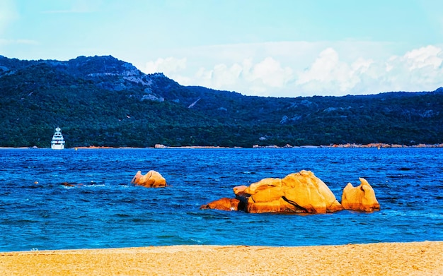 Krajobraz z romantycznym porankiem na plaży Capriccioli w Costa Smeralda Morza Śródziemnego na wyspie Sardynii we Włoszech. Niebo z chmurami. Porto Cervo i prowincja Olbia. Różne środki przekazu.